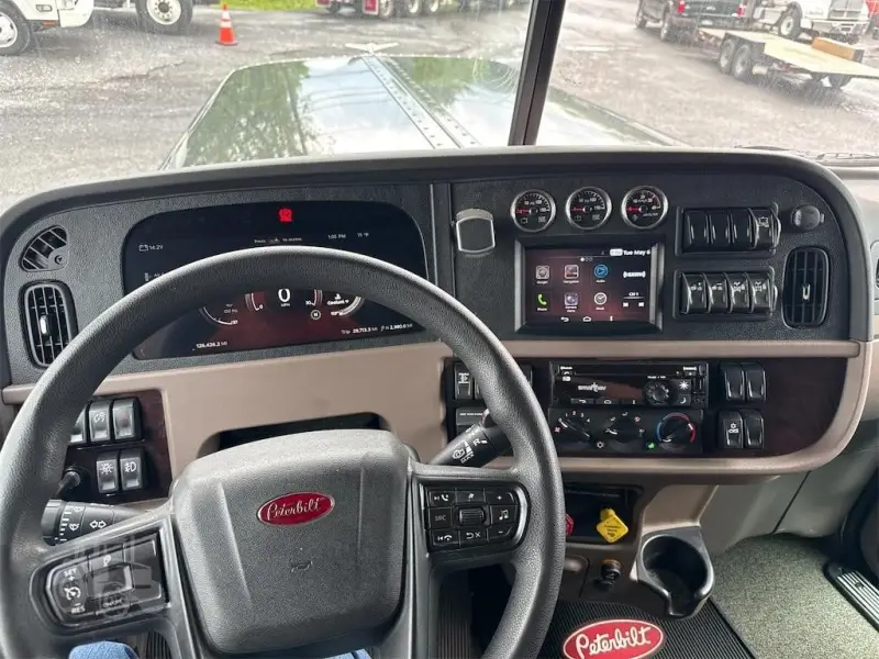 2023 PETERBILT 389 photo 9