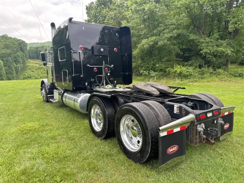 2023 PETERBILT 389 photo 19