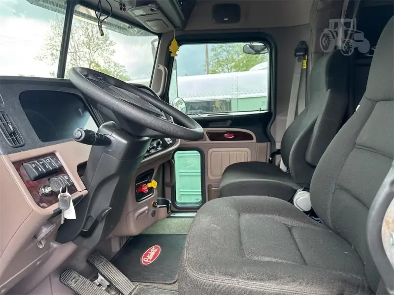 2023 PETERBILT 389 photo 18
