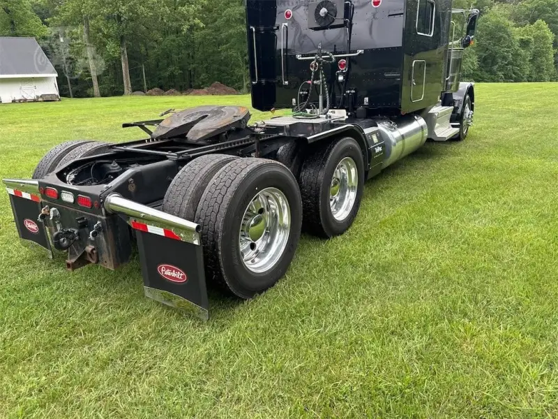 2023 PETERBILT 389 photo 14