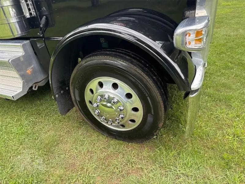 2023 PETERBILT 389 photo 16