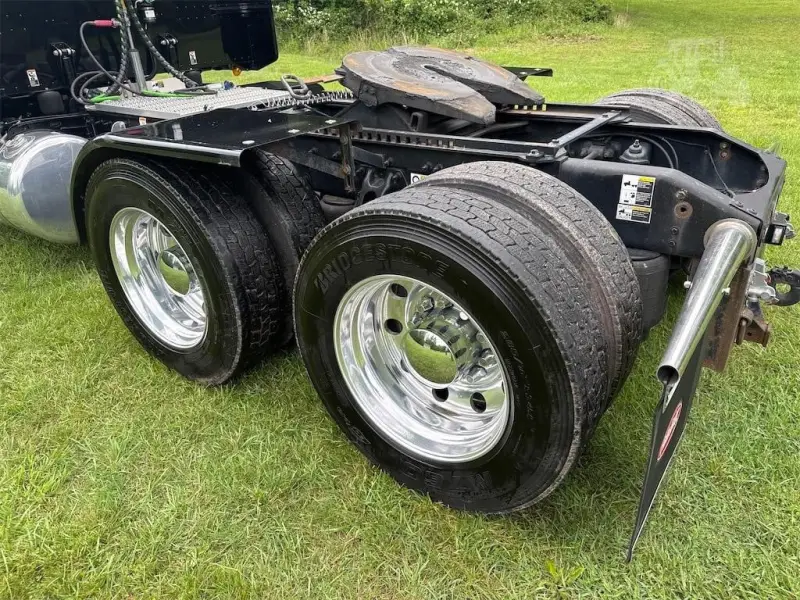 2023 PETERBILT 389 photo 20