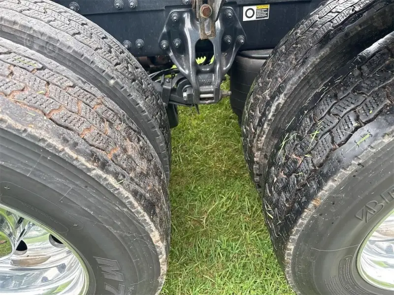 2023 PETERBILT 389 photo 17