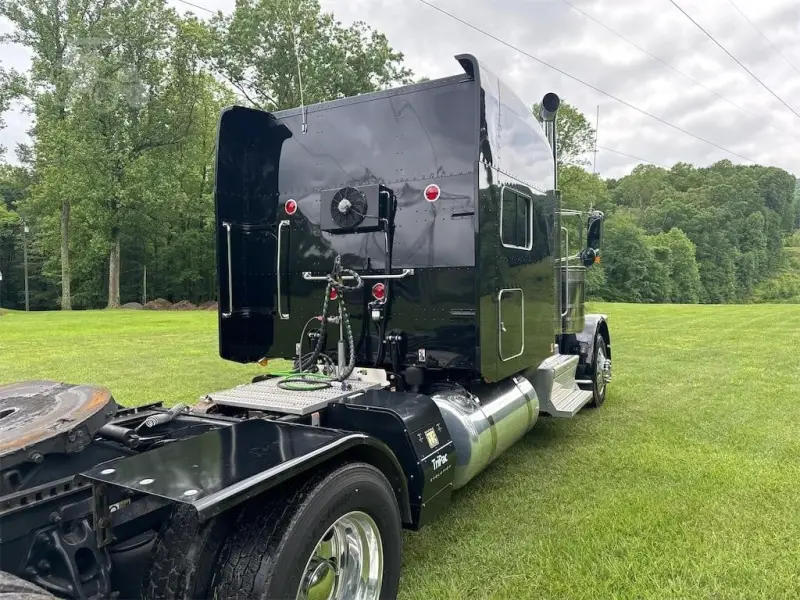 2023 PETERBILT 389 photo 4