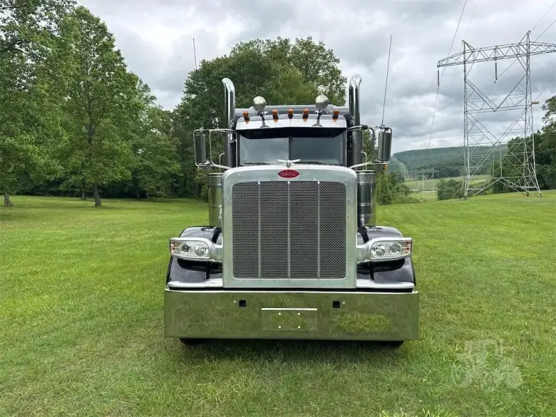 2023 PETERBILT 389 photo 2