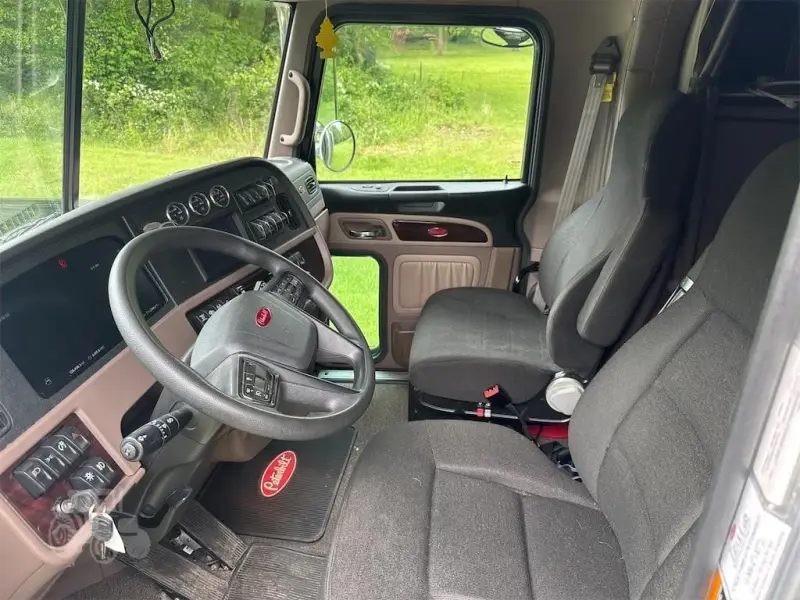 2023 PETERBILT 389 photo 24