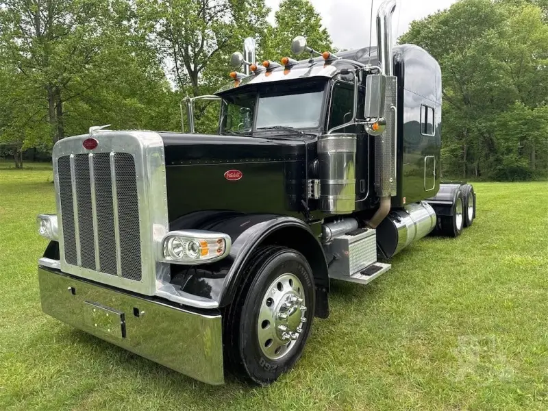 2023 PETERBILT 389 photo 1
